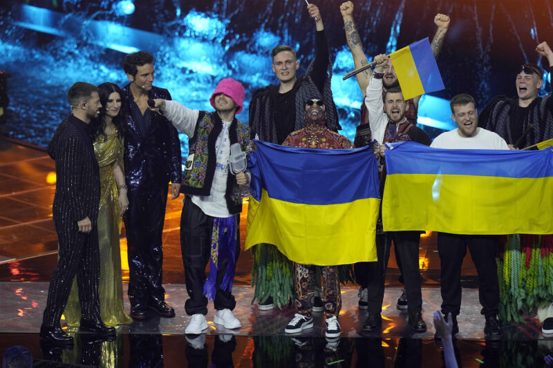 歐洲歌唱大賽執行單位歐洲廣播聯盟宣布，由於烏克蘭衝突持續，英國明年將替烏克蘭主辦比賽。圖為烏克蘭「卡路什樂團」今年贏得歐洲歌唱大賽。（美聯社）