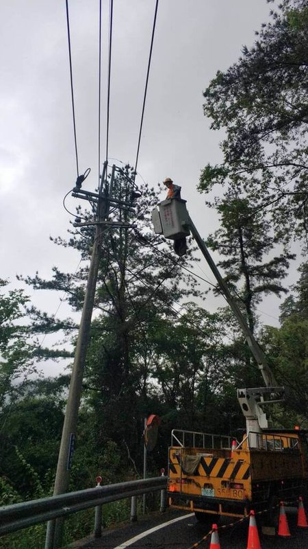 中部山區連日下雨,台8線中橫公路96.5K處15日發生路樹倒塌,波及附近電線桿,導致梨山部分地區停電,台電緊急派員搶修,下午恢復全線供電。(台電台中區處提供)中央社記者郝雪卿傳真 111年5月15日