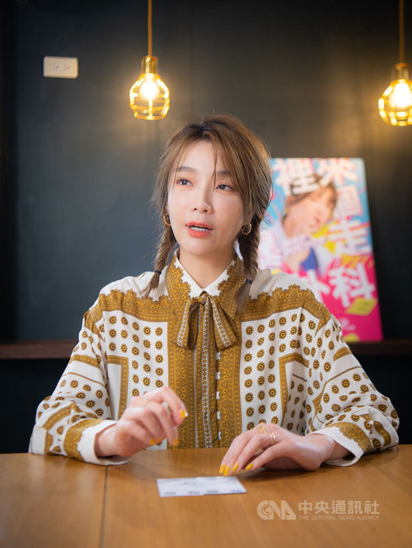 演員蔡淑臻在醫療喜劇「村裡來了個暴走女外科」中打破形象、掏出真實的自己,化身邋遢易怒的小劉醫師,她接受中央社專訪時表示,當時只花一個上午就看完作品,不僅點頭當女主角,也擔綱發起人、參與劇本開發。中央社記者趙世勳攝 111年5月15日