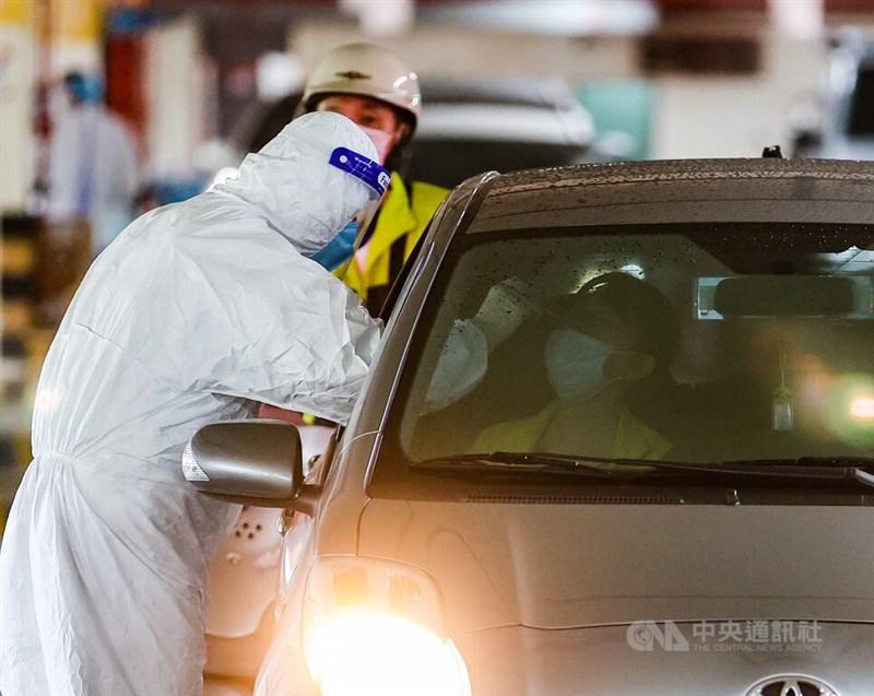 圖為台北市文山區木柵機廠車來速篩檢站，醫護人員為民眾採檢。（中央社檔案照片）