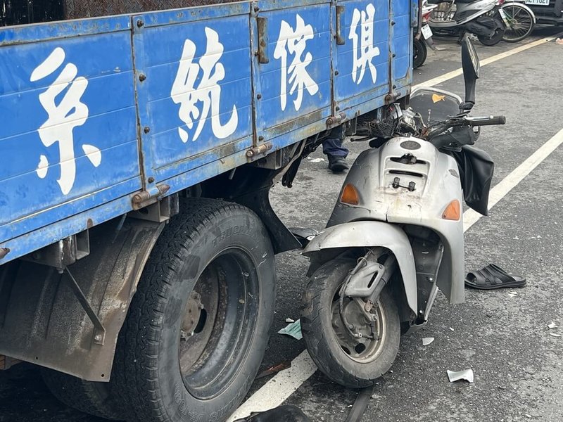台東市中華路16日上午發生死亡車禍,56歲董姓男子騎機車疑未注意前方,撞上在路邊停等的貨車,貨車駕駛在買檳榔,騎士傷重送醫不治,機車則卡在貨車後輪。(民眾提供)中央社記者李先鳳傳真 111年5月16日