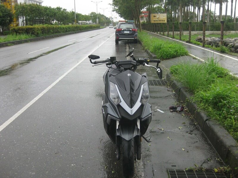 花蓮鳳林鎮省道台9線220公里處16日上午一輛貨車與同向的機車發生擦撞,18歲機車騎士頭部重創,送醫不治。(花蓮縣警察局提供)中央社記者李先鳳傳真 111年5月16日