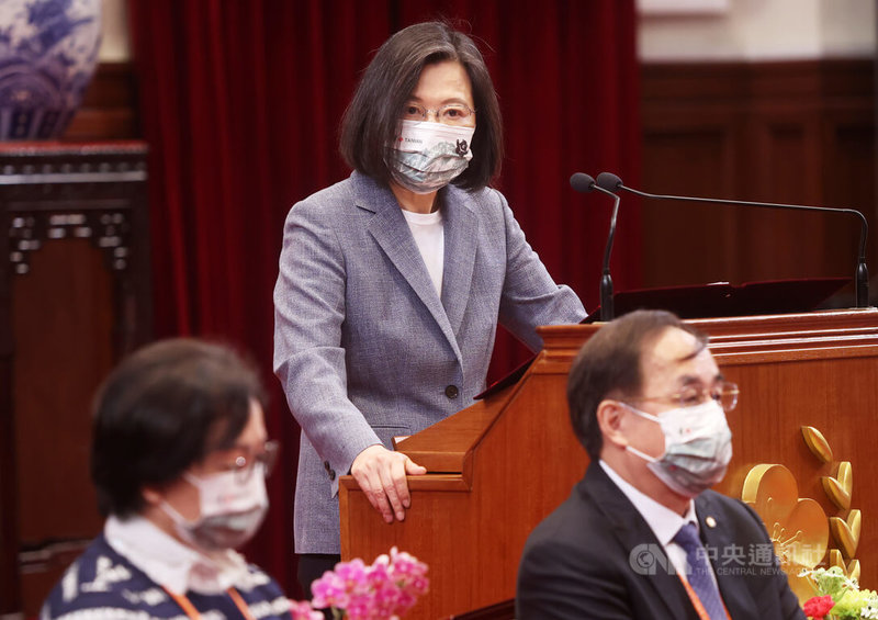 總統蔡英文(後中)16日在總統府致詞時表示,截至2022年4月底,海外信用保證基金在亞洲地區已經完成300件紓困案,協助台商取得9900多萬美元的融資貸款,未來政府將持續結合產官學研的能量,不論是產業升級技術或國際市場開拓,做台商的後盾。中央社記者鄭傑文攝 111年5月16日
