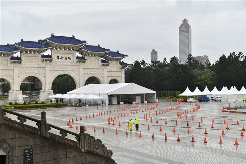 中正紀念堂車來速篩檢站16日試營運,17日正式啟用,此站設置4線各5公尺的車道,其中一線為台北榮總設計的「高乘載車道」,專門給兒童或3人以上要採檢的車輛使用,配置兒科醫師,可以從車輛兩面同時採檢。圖為16日下午自由廣場上已擺滿紅色交通錐。中央社記者趙世勳攝 111年5月16日
