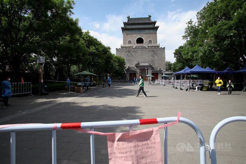 北京市政府發言人徐和建說，這一波疫情北京已經開展了10輪區域核酸篩查，每輪都有零星隱匿病例發現。圖為5月中旬，即使在北京景點鐘樓外，也設有核酸篩查站。（中央社檔案照片）