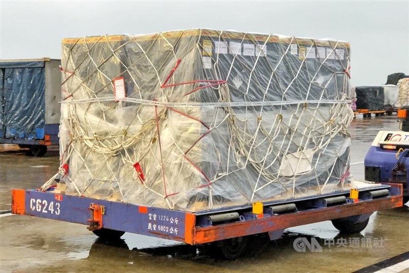 台灣首批自購輝瑞BNT兒童疫苗約77.76萬劑16日清晨抵台,完成通關作業後經拖車送往貨物碼頭裝入冷鏈貨車,載往指定冷儲物流中心存放,進行後續檢驗封緘作業,再提供COVID-19(2019冠狀病毒疾病)接種計畫所列實施對象接種。中央社記者吳睿騏桃園機場攝 111年5月16日