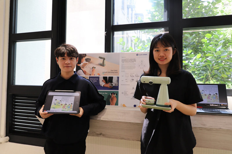 台灣科技大學設計系舉行畢業展,學生設計遠距教學輔助的設備,可隨時分享上課畫面,也能透過不同動作,進行簽到、提問、回答等,增加互動性。(台科大提供)中央社記者許秩維傳真 111年5月16日