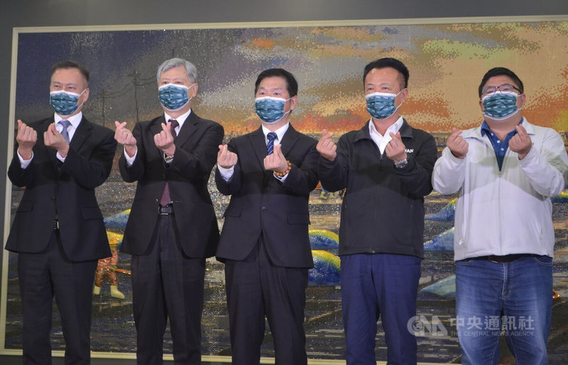 台灣港務公司為滿足日益增多的離島觀光與客運需求,新建布袋商港旅客服務中心,16日正式啟用,交通部次長祁文中(中)、嘉義縣長翁章梁(右2)與民進黨立委蔡易餘(右1)等人皆前來祝賀。中央社記者蔡智明攝 111年5月16日