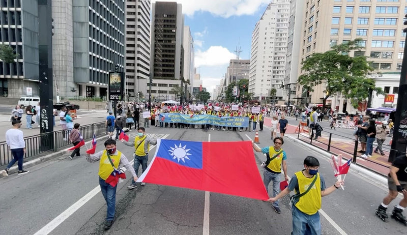 巴西台僑15日在聖保羅市包利斯塔大道遊行，支持台灣參與世界衛生組織，手持巨幅中華民國國旗，吸引許多當地民眾加入及拍照。（駐聖保羅辦事處提供）中央社記者唐雅陵聖保羅傳真  111年5月16日