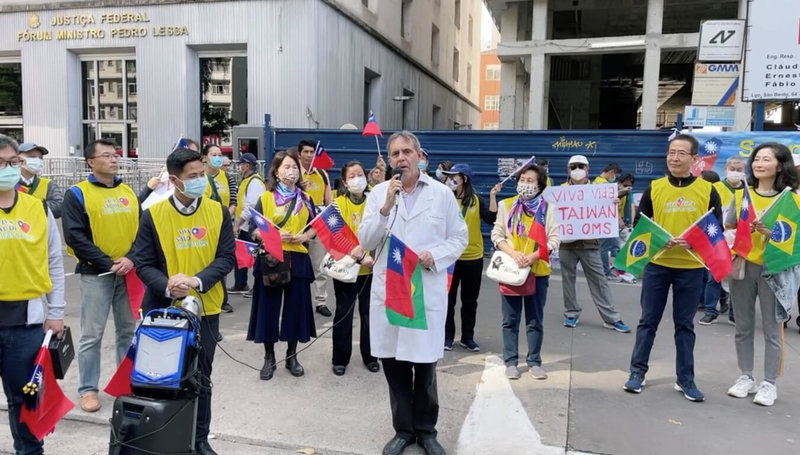 巴西台僑15日在聖保羅市包利斯塔大道遊行，聖保羅市聖家慈善聯合醫院技術主任羅沙代表巴西醫界參與活動，聲援台灣。（駐聖保羅辦事處提供）中央社記者唐雅陵聖保羅傳真  111年5月16日