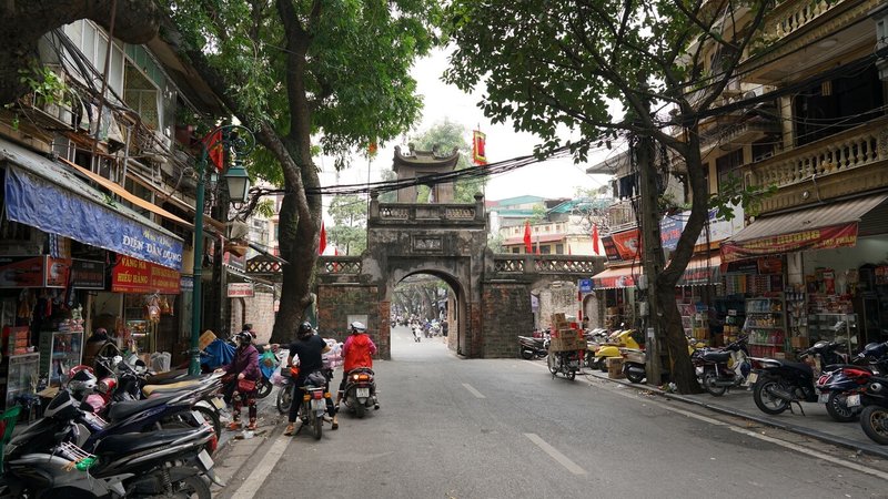 越南河內滿街熙來攘往的汽車與機動車,給人混亂、吵雜的第一印象,長期觀察與記錄河內常民生活的作家阮尚貴形容:「河內像一個含有很多秘密的盒子,讓大家從不同角度打開」。(公視提供)中央社記者葉冠吟傳真 111年5月16日