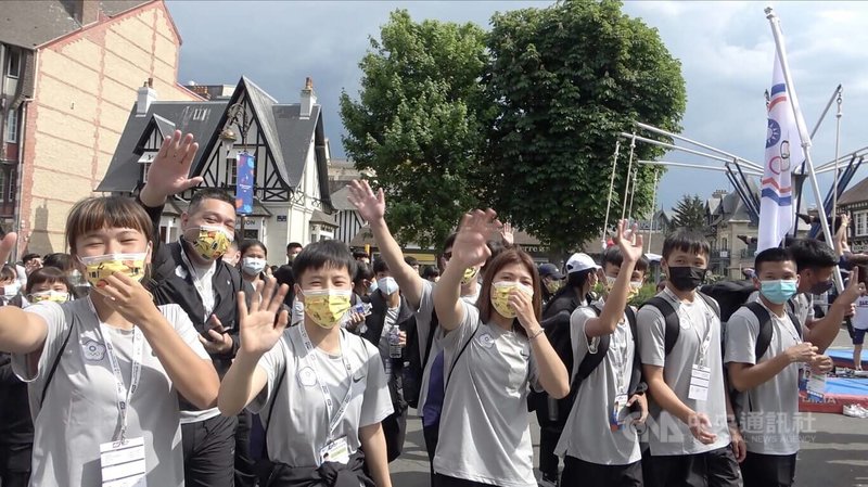 2022年世中運開幕前各國代表隊遊行進場，台灣以中華台北之名參賽，遊行與入場順位則以「台灣」的字母T排序。遊行聲勢浩大，經過杜維爾市主要大街，台灣小將也開心與鏡頭打招呼。中央社記者曾婷瑄杜維爾攝  111年5月16日