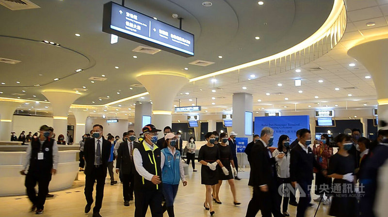 布袋商港旅客服務中心可容納2000人,設有愛心售票櫃檯、通關設施、候船室、親子候船區、智慧廁所、ATM、自動防疫門、商業空間與藝文空間等,16日正式啟用。中央社記者蔡智明攝 111年5月16日