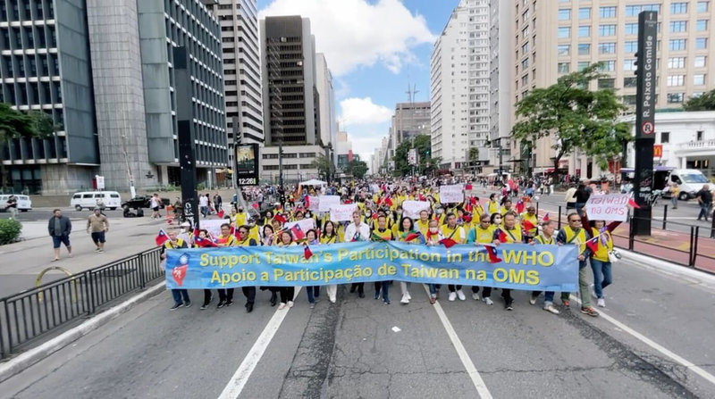 巴西台僑15日在聖保羅市包利斯塔大道遊行，呼籲巴西各界支持台灣參與世界衛生組織。（駐聖保羅辦事處提供）中央社記者唐雅陵聖保羅傳真  111年5月16日