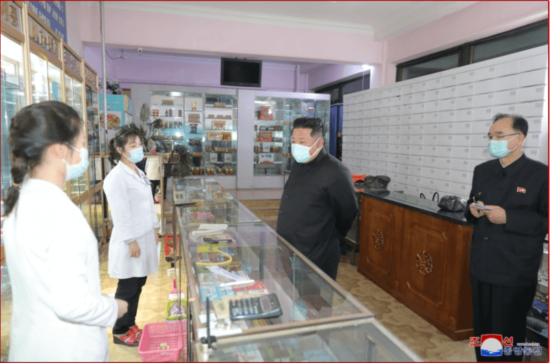 北韓領導人金正恩（右2）走訪位於平壤大同江附近藥局，以了解藥物供應和銷售情況。（圖取自北韓中央通信社網頁kcna.kp）