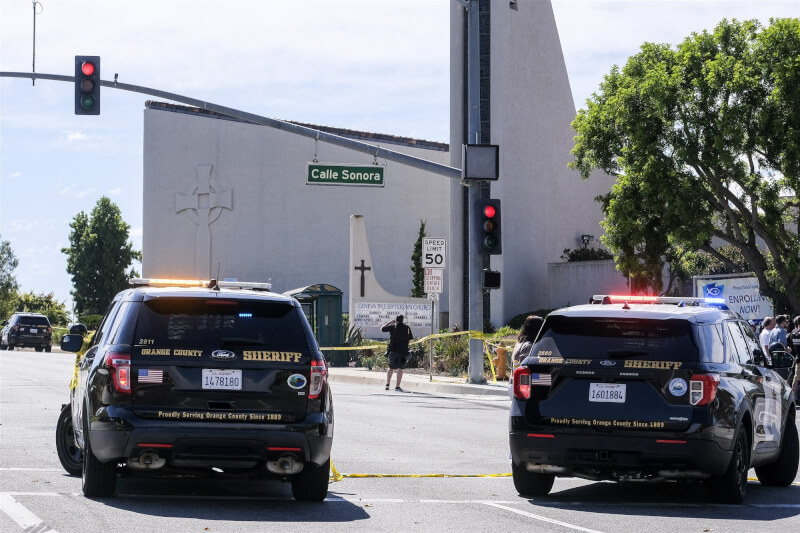 美國南加州一間教堂15日午後爆發槍擊案，造成至少1人喪生、5人受傷，事發後警方到場調查。（法新社）