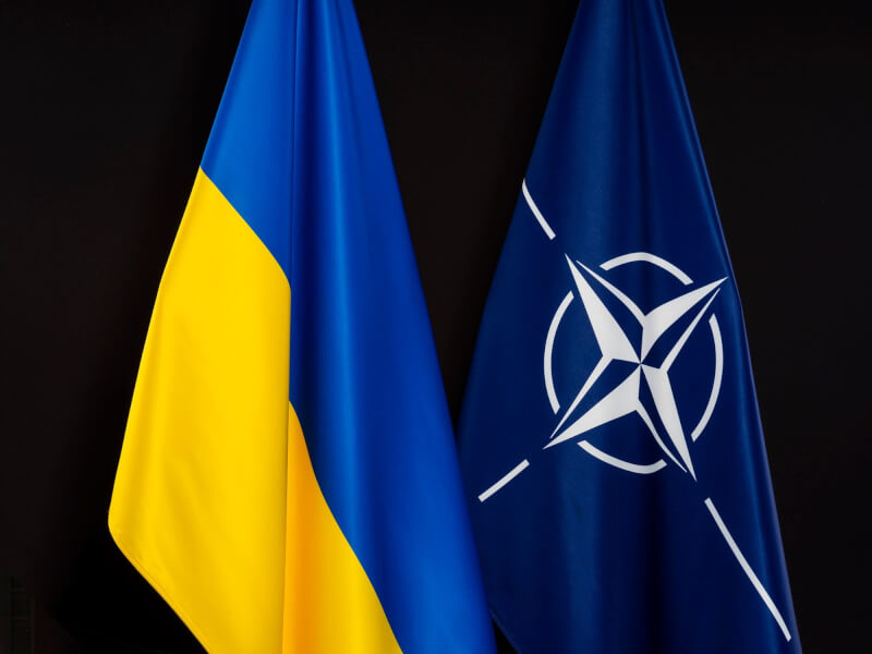北約承諾將向烏克蘭提供無限制的軍事援助。圖為烏克蘭國旗與北大西洋公約組織旗。（圖取自facebook.com/NATO）