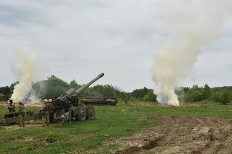 烏克蘭已在前線部署許多新的美國M-777榴彈砲。圖為烏克蘭軍隊練習進攻。（圖取自twitter.com/GeneralStaffUA）