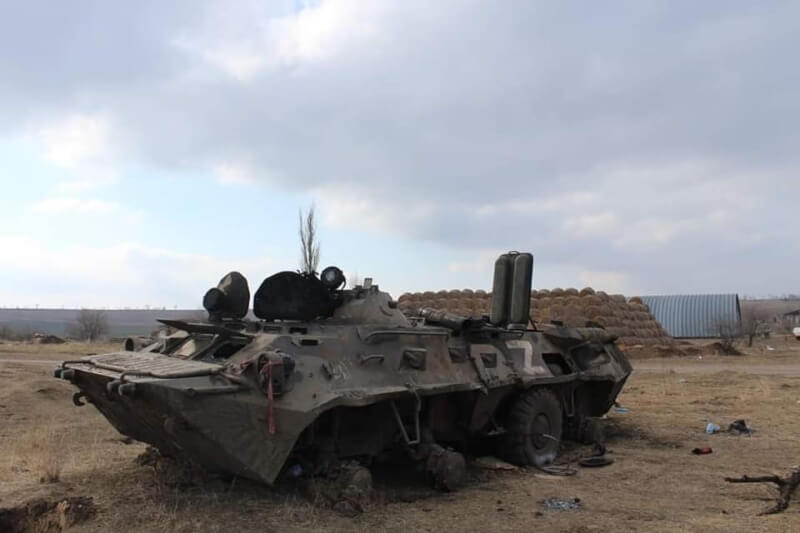 英國軍事情報部門15日表示，俄羅斯可能已損失約1/3部署至烏克蘭的地面部隊。圖為烏克蘭軍隊13日擊毀的俄羅斯坦克。（圖取自facebook.com/MinistryofDefence.UA）