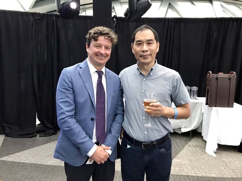 國際機場協會亞太區第33屆理事會在新加坡舉行,桃園國際機場公司總經理但昭璧(右)出席並在會中建議,國際機場協會(ACI)可以提出對於國際旅客之一致性管制與檢疫措施的建議,提供各國政府參考,消除旅客的疑慮和困擾,重振旅客對航空旅行的信心。(桃園國際機場公司提供)中央社記者吳睿騏桃園機場傳真 111年5月17日