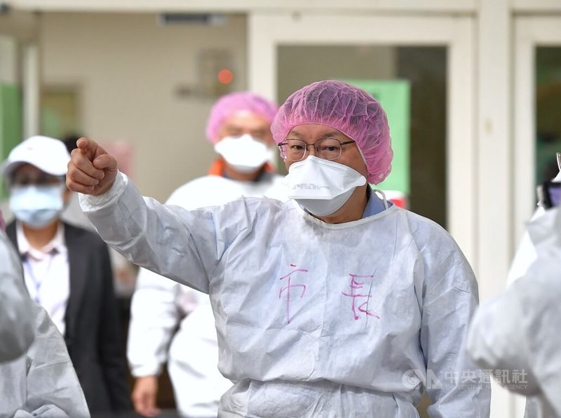 台大醫學院體育館設置防疫急門診,17日試營運,18日正式啟用,台北市長柯文哲(前中)下午前往視察,瞭解相關運作情形。中央社記者王飛華攝 111年5月17日