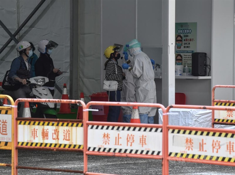 篩檢站每天1200個採檢名額中,有900個預約名額、300個現場名額;民眾可開車、騎車或走路前來採檢。中央社記者趙世勳攝 111年5月17日