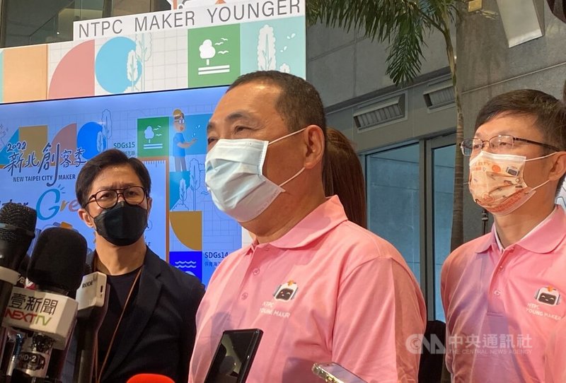 新北市長侯友宜(前)17日參加教育局的創客展覽後接受媒體聯訪指出,新北居家照護人數已達20萬人,居隔者要自我健康管理,讓政府將人力關注在醫院、集中檢疫中心與居家需被照顧的確診者。中央社記者黃旭昇新北攝 111年5月17日