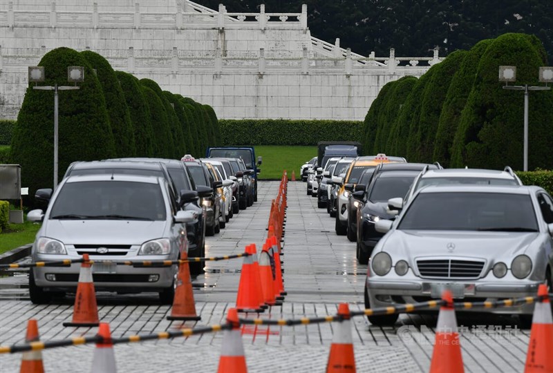 許多民眾開車到場等候,篩檢站前形成車陣。中央社記者趙世勳攝 111年5月17日