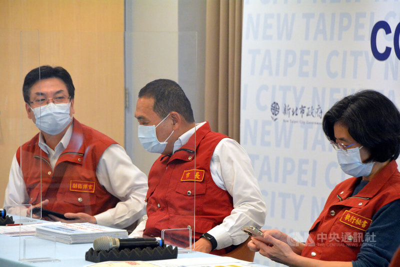 新北市政府17日下午舉行COVID-19(2019冠狀病毒疾病)疫情說明會,由市長侯友宜(中)、副市長劉和然(左)、衛生局長陳潤秋(右)主持。中央社記者黃旭昇新北攝 111年5月17日