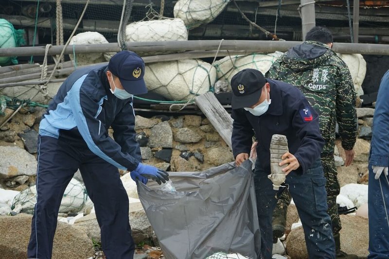 由金門縣烏坵鄉代會副主席陳興德等人發起,軍民16日在小坵島展開淨灘活動,收集上百公斤垃圾;其中,包括寶特瓶在內的回收資源,將利用運補船運到台灣。(陳志璿提供)中央社記者黃慧敏傳真 111年5月17日