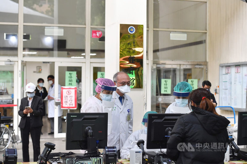 台大醫學院體育館防疫急門診17日試營運,18日正式啟用,上午9時至中午12時、下午1時30分至4時30分服務,預估每日服務800人次。台大醫院院長吳明賢(中)視察試營運情形。中央社記者王飛華攝 111年5月17日