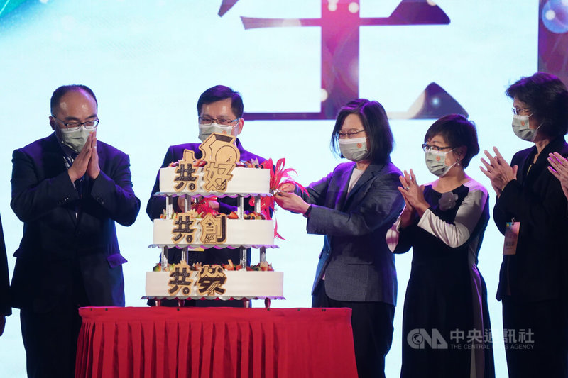 全國創新創業總會17日晚間在圓山大飯店舉行「50週年璀璨之夜」活動,總統蔡英文(中)與僑委會副委員長徐佳青(右2)、新創總會總會長陳清港(左2)等人出席並切蛋糕慶祝。中央社記者徐肇昌攝 111年5月17日