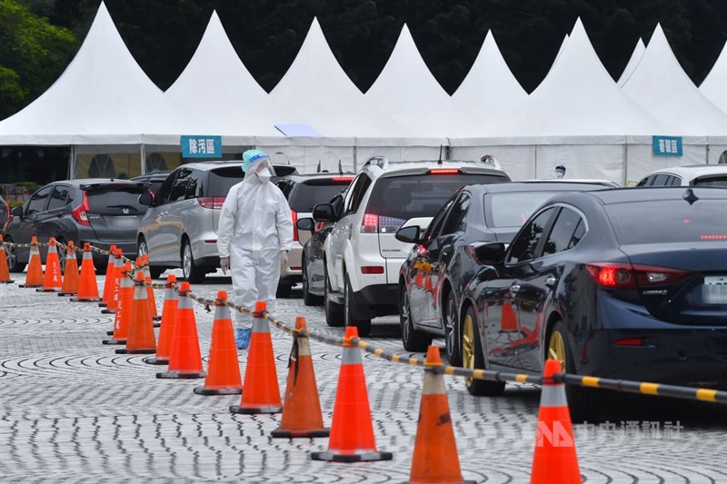 篩檢站一早就有許多汽車在車道上等候進場做PCR篩檢。中央社記者趙世勳攝 111年5月17日