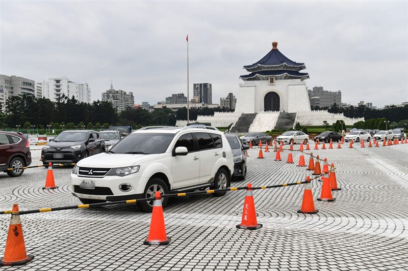 篩檢站每日自上午8時營運至晚間8時。民眾開車由愛國東路自大孝門進入,駛至國家戲劇院及國家音樂廳之間的廣場,再進入篩檢站做PCR採檢。中央社記者趙世勳攝 111年5月17日