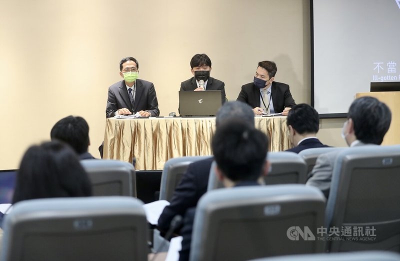 不當黨產處理委員會17日就「社團法人中國青年救國團之財產是否為不當取得財產」舉行聽證程序,救國團秘書處長鄭斐文(左)、救國團委任律師劉昌坪(中)與救國團委任會計師余景仁(右)出席。中央社記者張皓安攝 111年5月17日