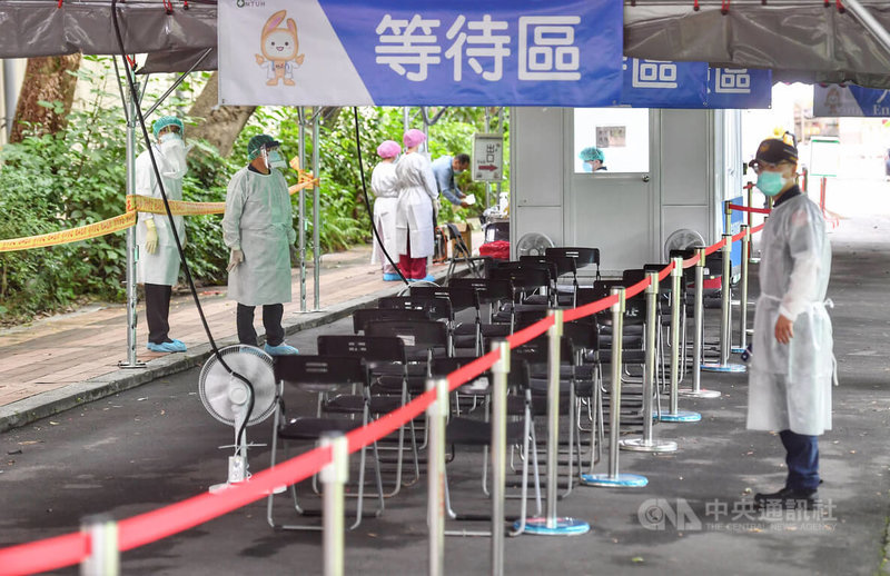 台大醫學院體育館設置防疫急門診,17日試營運,預估每日服務800人次,規劃入口為徐州路,採二線採檢,後由林森南路離開。中央社記者王飛華攝 111年5月17日