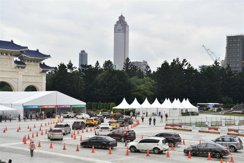 中正紀念堂車來速篩檢站設置4線各5公尺的車道,其中一線為台北榮總設計的「高乘載車道」,專門給有12歲以下孩童或3人以上要採檢的車輛使用。中央社記者趙世勳攝 111年5月17日