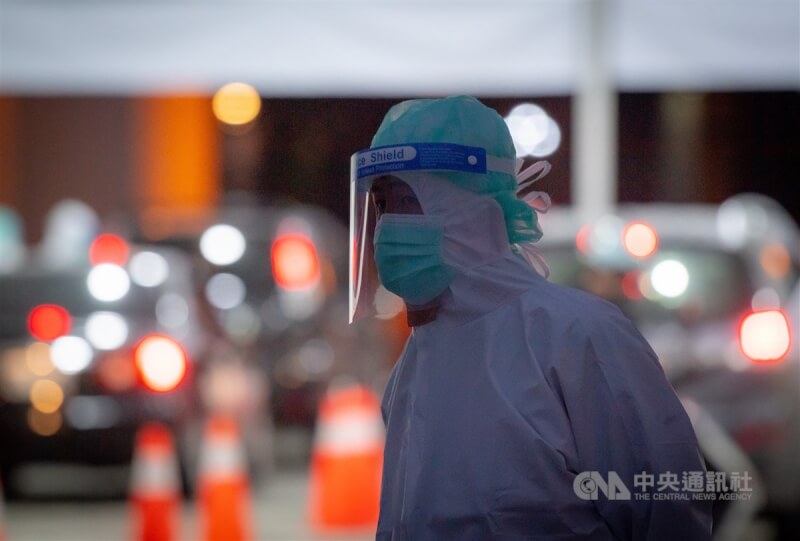 醫護人員穿好防護裝備,全力為民眾採檢。中央社記者趙世勳攝 111年5月17日