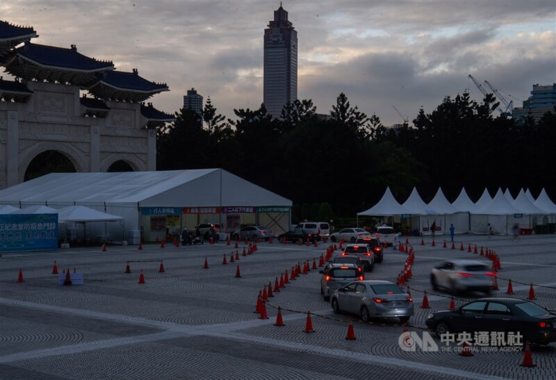 傍晚仍有不少民眾開車前往篩檢。中央社記者趙世勳攝 111年5月17日