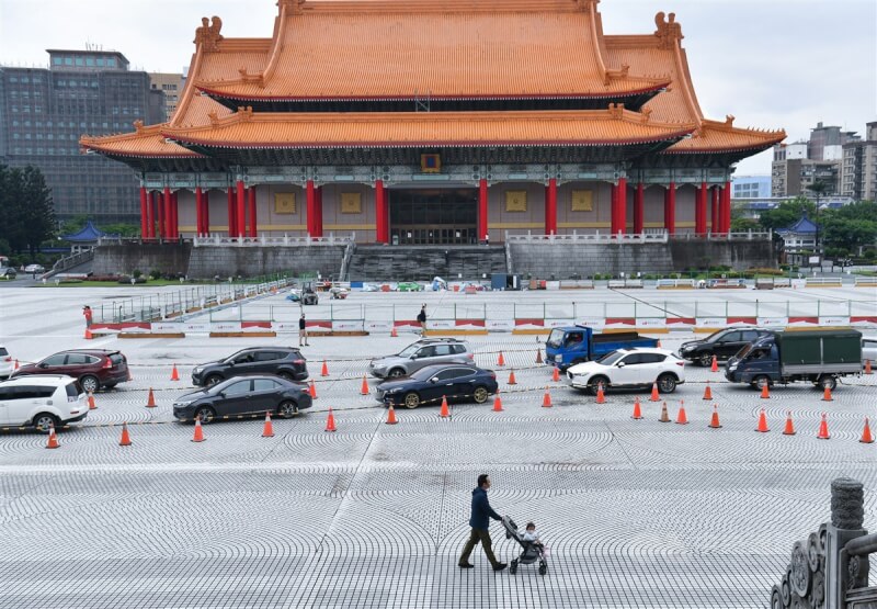 民眾可開車由愛國東路自大孝門進入,採檢後,由中山南路駛離。中央社記者趙世勳攝 111年5月17日