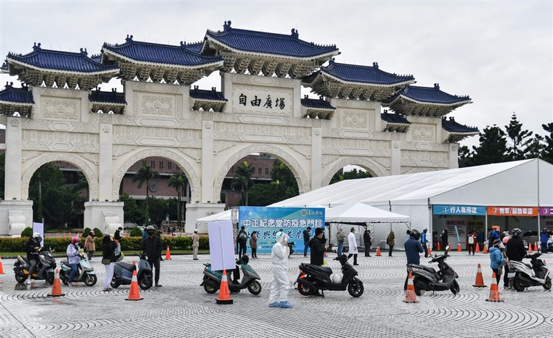 篩檢站現場擺放紅色交通錐,機車騎士、行人上午前往排隊等候採檢。中央社記者趙世勳攝 111年5月17日