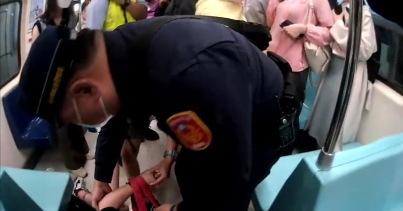 一名34歲魏姓女子日前搭乘台北捷運突然心臟病發昏倒在車廂地板上，幸經兩名巡邏捷警及時協助送醫搶救，成功救回寶貴生命。（台北市警察局捷運警察隊提供）中央社記者黃麗芸傳真  111年5月17日