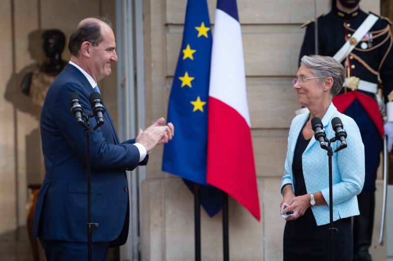 法國總統馬克宏16日任命勞工部長柏納（右）為新任總理，與將卸任的卡斯特克斯（左）進行交接。（圖取自twitter.com/Elisabeth_Borne）