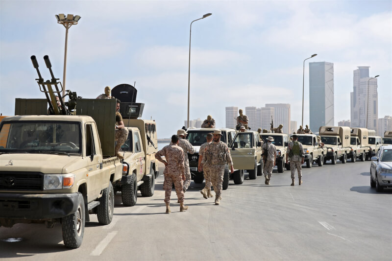 效忠於利比亞執政者德貝巴的部隊停在首都的黎波里街頭。（法新社）