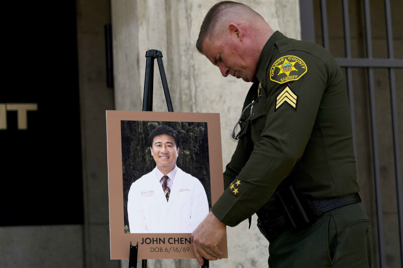 橘郡警方16日在記者會放上台裔醫師鄭達志的照片，並表揚他挺身阻擋槍手的英勇行為。（美聯社）