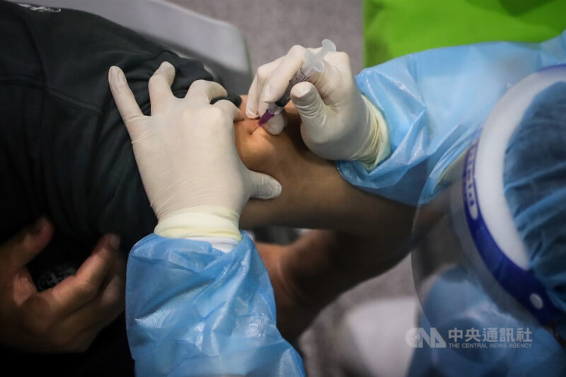 台北市疫苗預約系統17日重啟，副市長蔡炳坤指出，這次共準備7萬6252劑預約量能。圖為北市醫護為民眾施打疫苗。（中央社檔案照片）