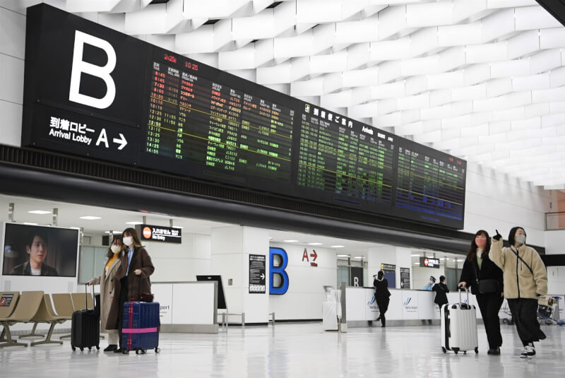 日本5月17日表示，本月內將試辦接受小型外國觀光團，首先接納來自美國、澳洲、泰國、新加坡4國的觀光團。圖為2月成田機場第2航站國際航班到達大廳。（共同社）