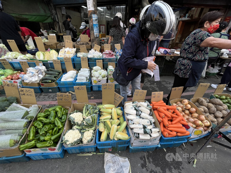 主計總處表示，中低所得家庭因食物類花費占比較高，對物價上漲最有感。圖為民眾在北投市場採買蔬菜。（中央社檔案照片）