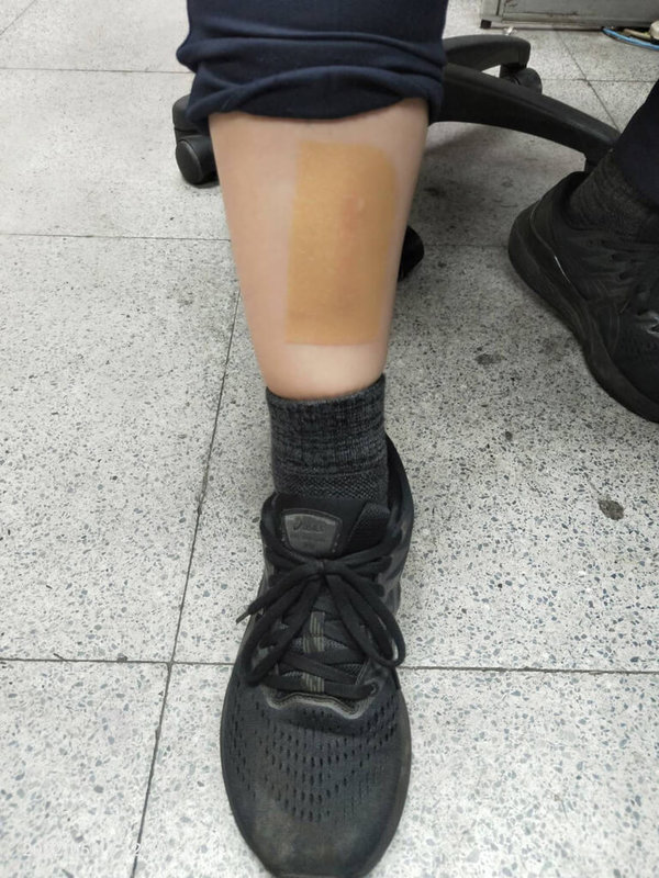 高雄7旬黃姓婦人17日上午騎車在路口待轉區停等紅燈,且後照鏡損壞,趙姓交通女警上前盤查,不料黃婦拒檢仍繼續騎車離去,造成女警倒地,腳部擦傷。(高雄市政府警察局三民第二分局提供)中央社記者洪學廣傳真 111年5月17日
