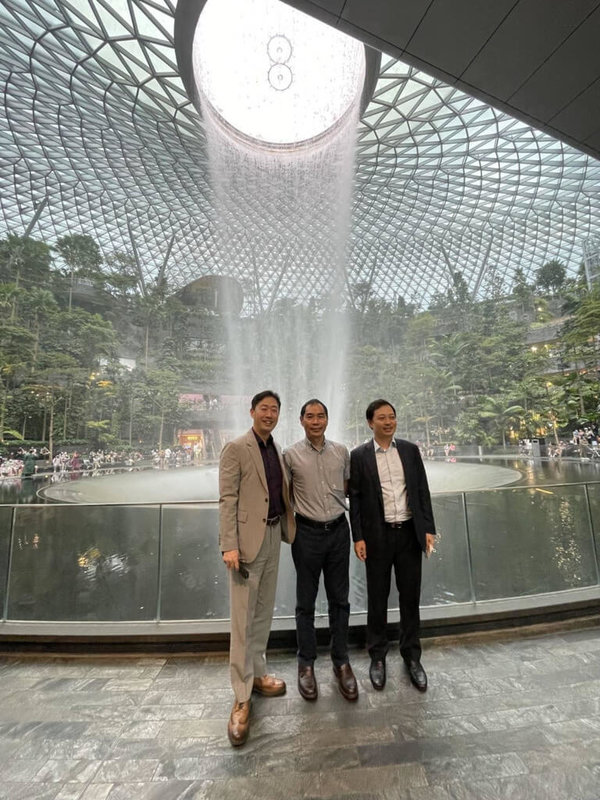 國際機場協會亞太區第33屆理事會17日在新加坡舉行,桃園國際機場公司總經理但昭璧(中)與韓國機場公社、越南機場公司代表於大會安排導覽行程。(桃園國際機場公司提供)中央社記者吳睿騏桃園機場傳真 111年5月17日